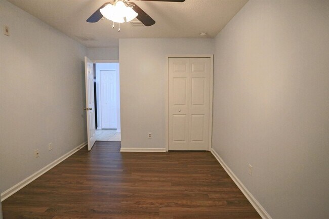 Building Photo - 914 Golden Lake Loop