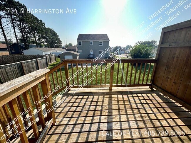 Building Photo - 704 N Harrington Ave