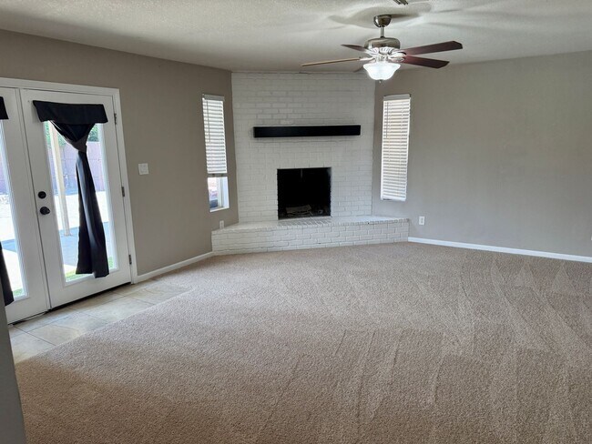Building Photo - 4 bedroom home with private pool & solar
