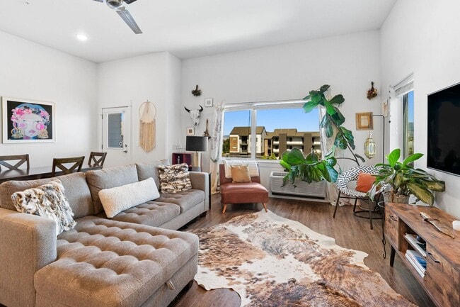 Building Photo - Top Floor-Gorgeous Unit Stunning Views-Luxury