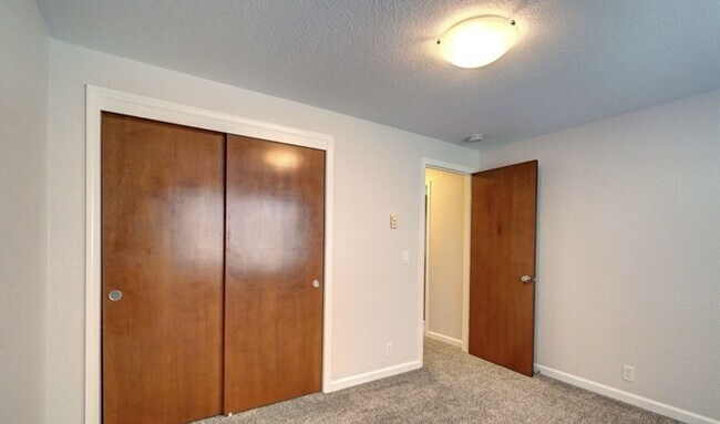 Building Photo - Charming 2 BR 2 Ba Apartment/Condo