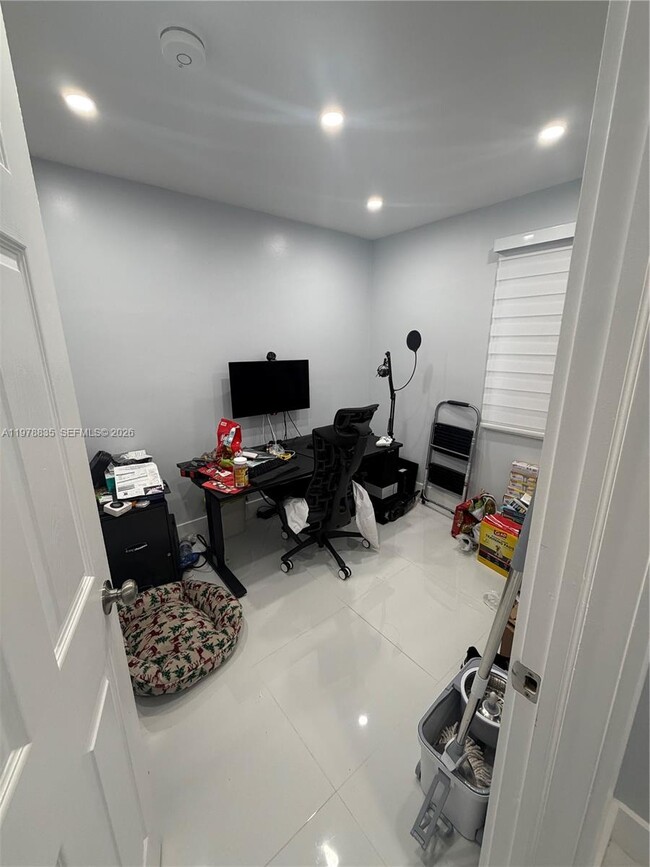 Building Photo - 844 W 41st St