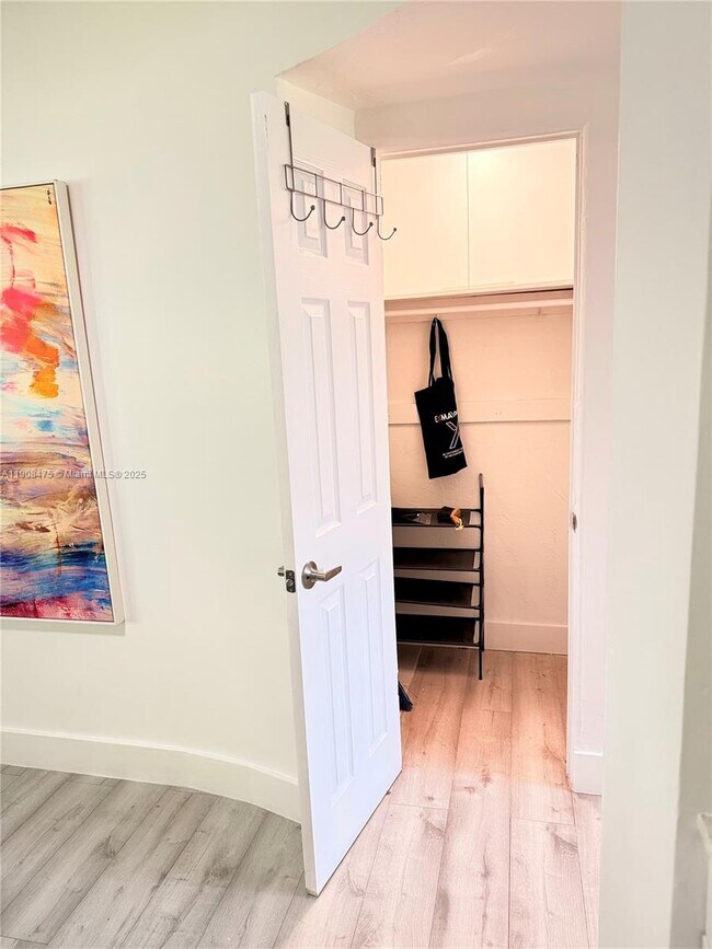 Building Photo - 6941 Bay Dr