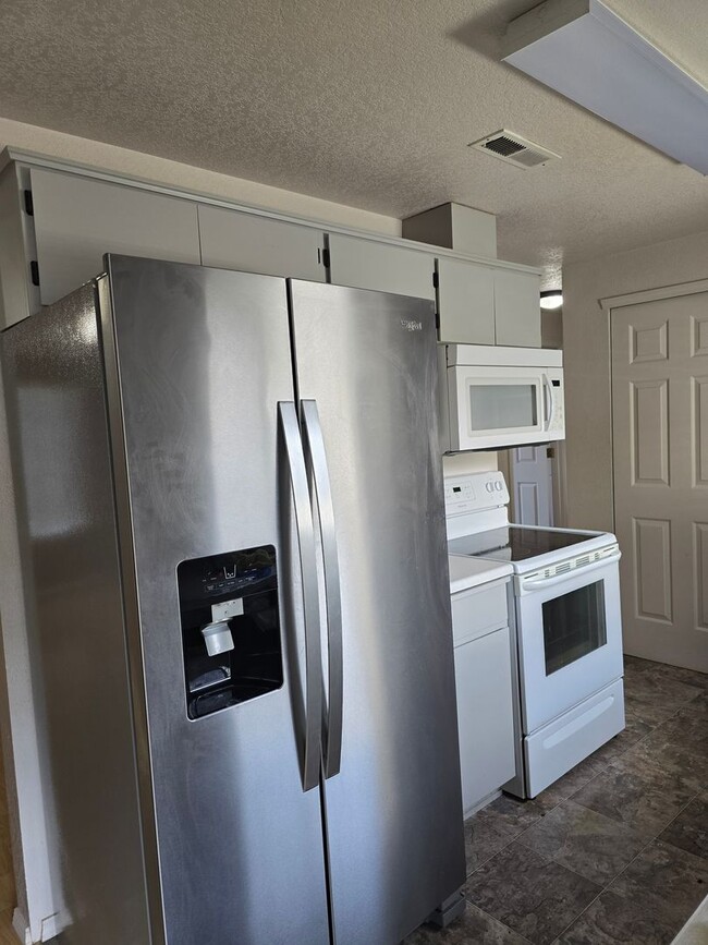 Building Photo - 3 bed 2 bath   Home for Rent in Grants Pass