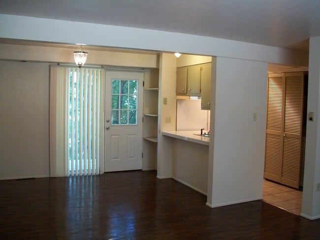 Building Photo - 524 Mercer Rd