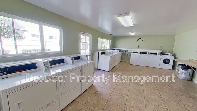 Building Photo - 533 N.Tustin Ave.