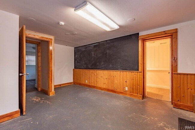 Building Photo - 204 N Clark St