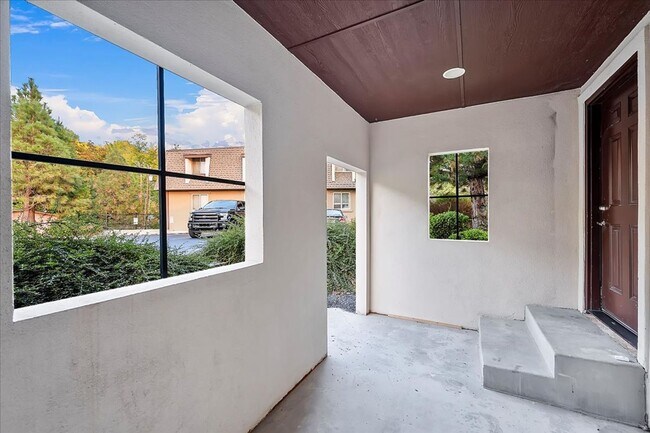 Building Photo - Exceptional 2 Bedroom, 2 Bathroom Apartment Living in Boise’s North End!