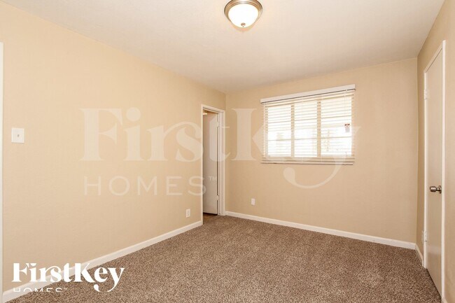 Building Photo - 2919 W Seldon Ln