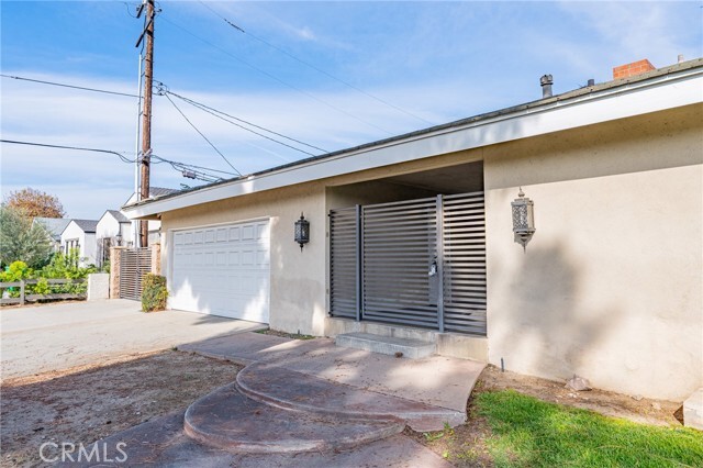 Building Photo - 2221 Palm Cir