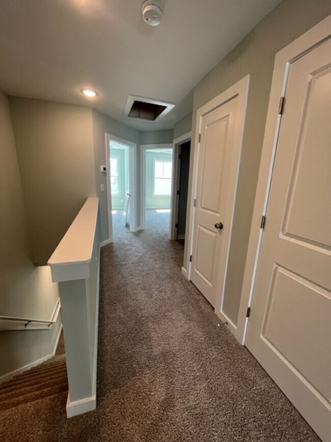 Building Photo - BEAUTIFUL! 2 Bedroom with Flex Space Townh...