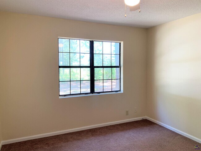 Building Photo - 671 Country Club Rd