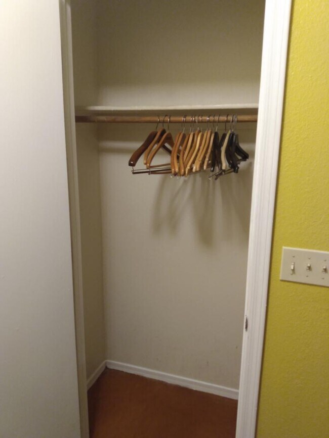 Building Photo - 1327 E Pierce St