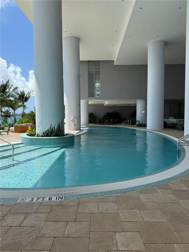 Building Photo - 700 NE 24th St