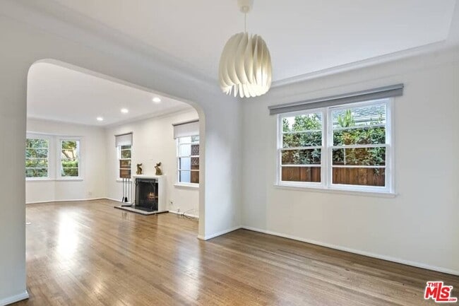 Building Photo - 362 Westbourne Dr