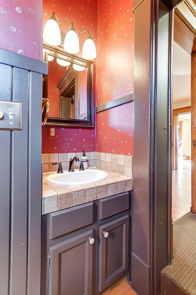 Building Photo - 557 S Grant Ave