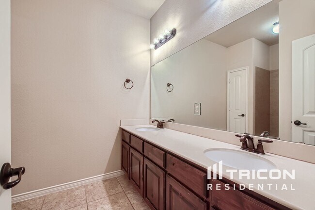 Building Photo - 1044 Lufkin Ln