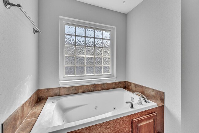 Building Photo - 3/2 Home with EV Charger, Great Outdoor Sp...