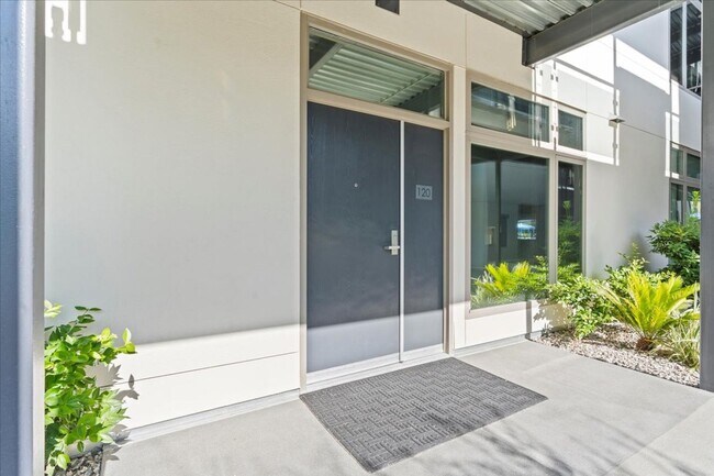 Building Photo - Stunning Modern 2 Bedroom, 2 Bathroom Home!