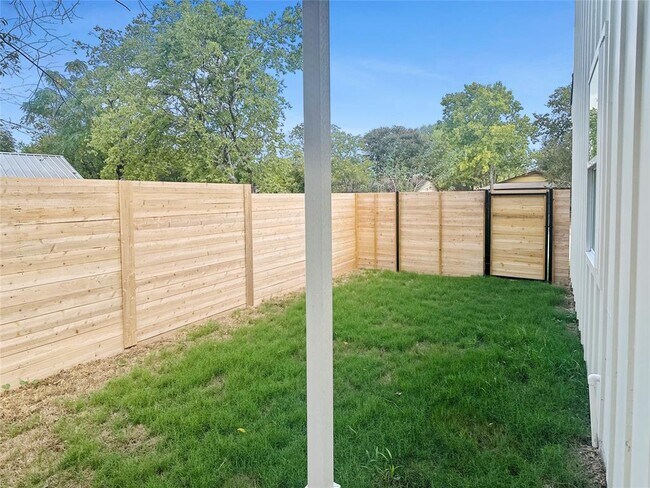 Building Photo - 6107 Begonia Cir