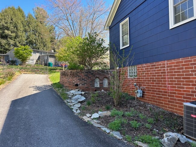 Building Photo - West AVL - Furnished Basement Studio Apart...