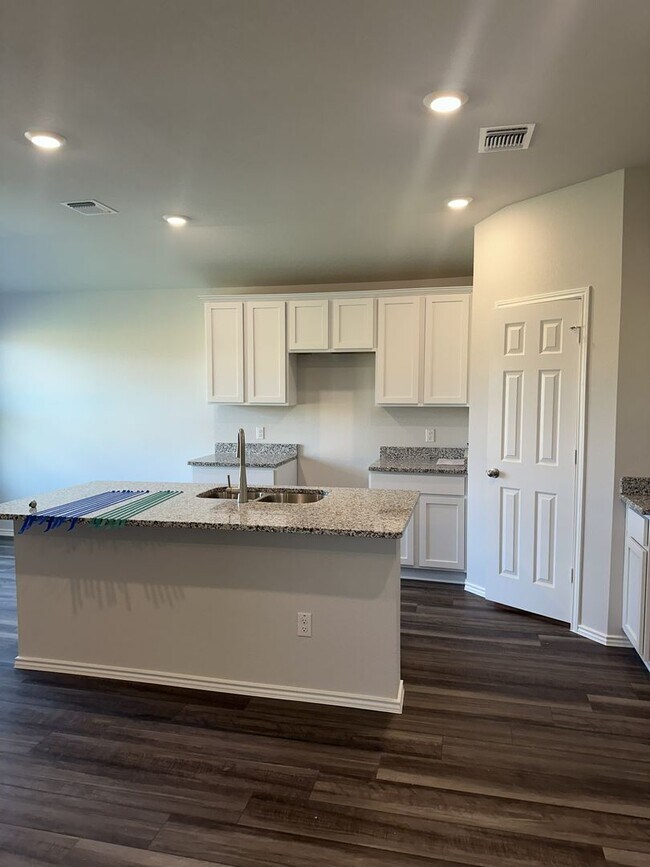 Building Photo - 3 Bedroom Home just MINUTES from Ft Hood!