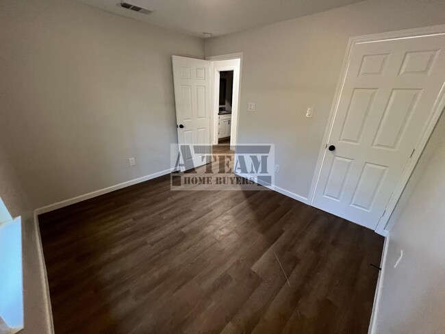 Building Photo - Gorgeous 2 Bed 1 Bath house for rent in GBC!