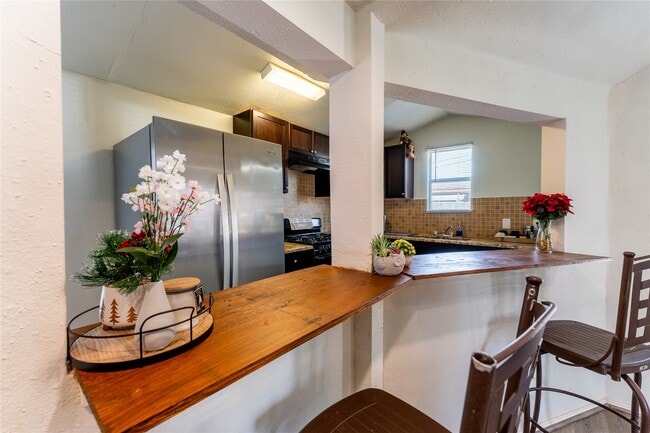 Building Photo - 2010 Caplin St