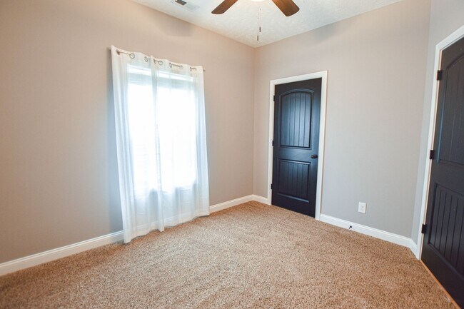 Building Photo - Pet Friendly Four Bedroom!