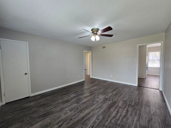 Building Photo - 3 bed 1 bath in Tecumseh!