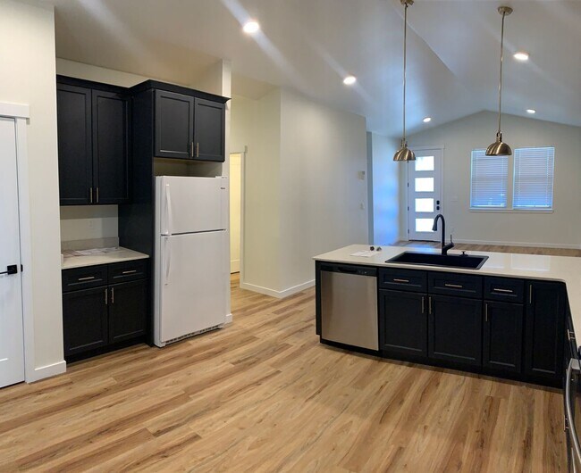 Building Photo - Newer Home for Lease!
