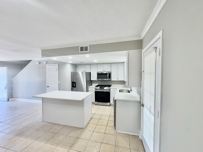 Building Photo - ! Beautiful 2BA/1.5BR Townhome in Gulf Highlands!