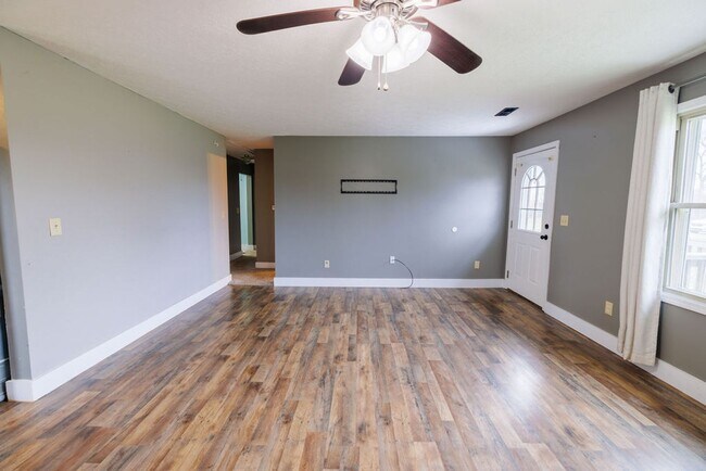 Building Photo - Quiet 3 Bedroom Home with Detached Garage