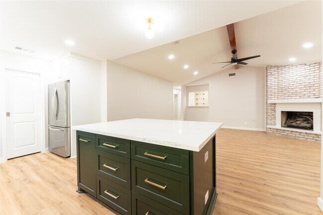 Building Photo - 6119 S Braeswood Blvd