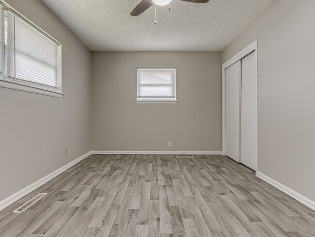 Building Photo - 2104 SW 68th St