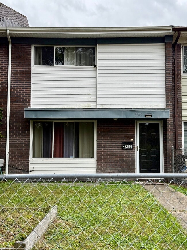 Building Photo - Charming 3-Bedroom Townhome with Fenced Yard***Open House Sunday Jan 11th - 1pm to 3pm!***