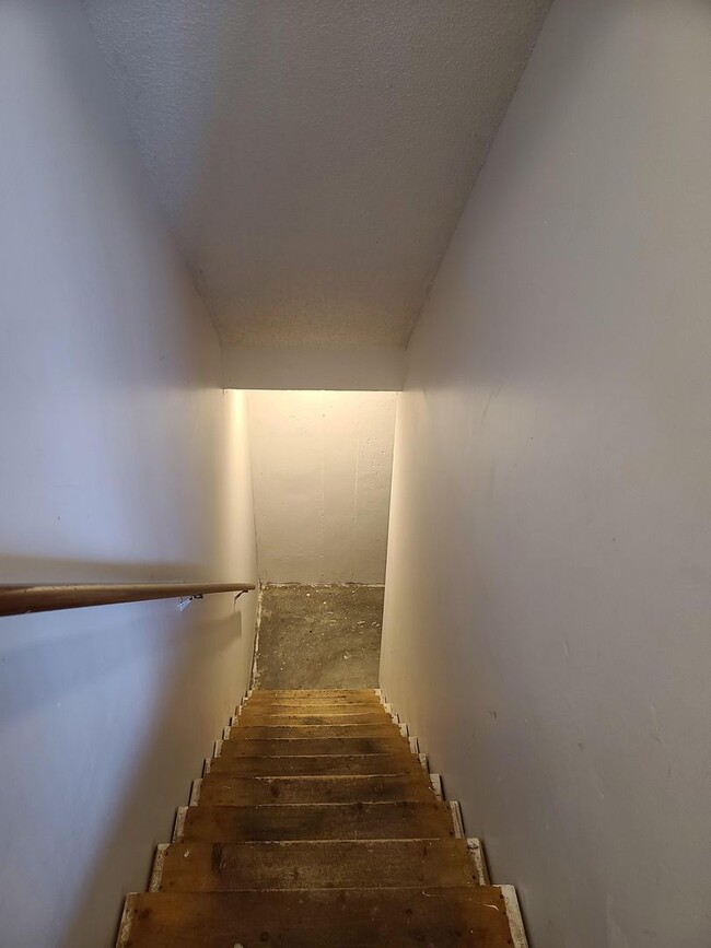 Building Photo - 2 Bedroom 1.5 Bath Townhome