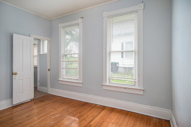 Building Photo - 3 Bedroom Close to Creighton!