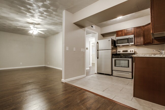 Building Photo - The Wilshire Aprtments