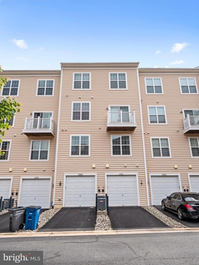 Building Photo - 43889 Centergate Dr