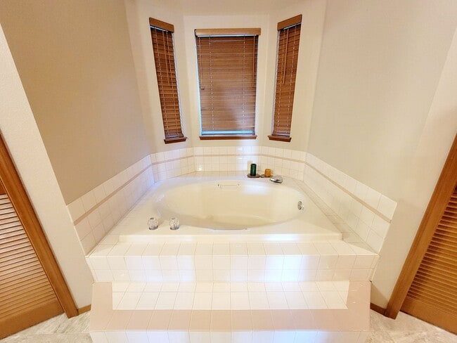 Building Photo - Stunning 4bd centrally located in desirable Ridgetop area