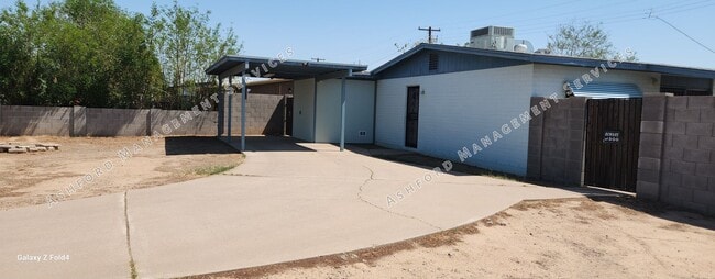 Building Photo - $1,400 Steal! Cozy 2-Bedroom Home in the H...