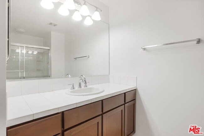 Building Photo - 6400 Crescent Prk E