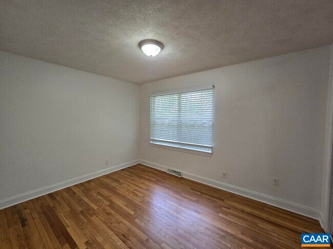 Building Photo - 117 Longwood Dr