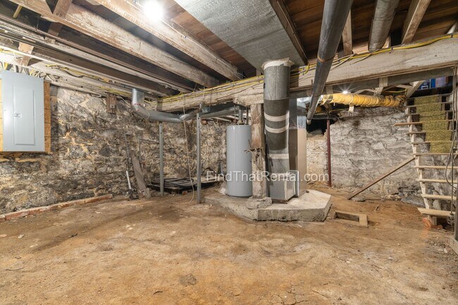 Building Photo - 423 N Bedford St