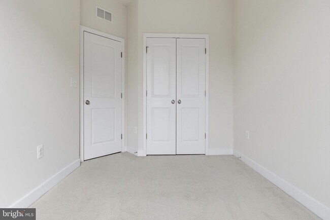 Building Photo - 16199 Columbus Ave