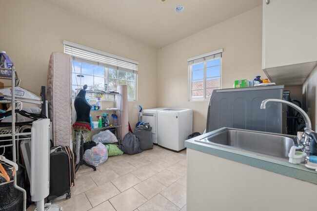 Building Photo - Expansive estate style home - 5 minute drive to SDSU!