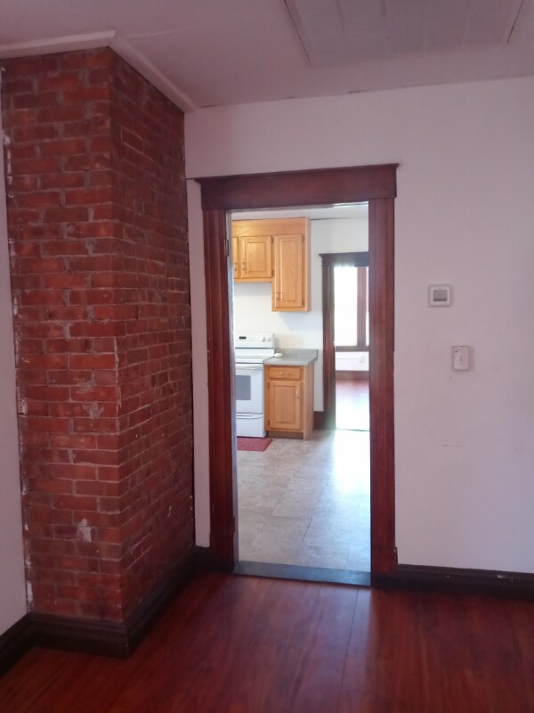 Building Photo - 261 Maple St