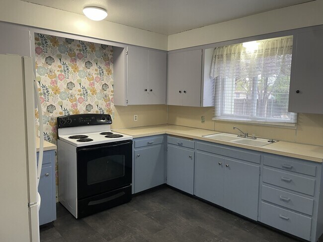 Building Photo - 1055 E 15th N St