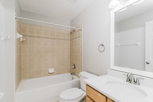 Building Photo - 3238 Riverdale Dr